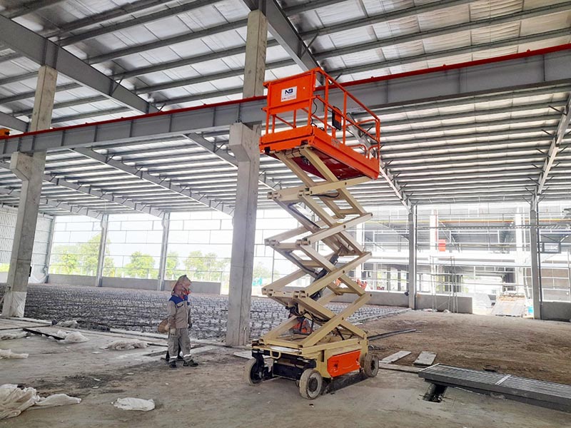 xe nâng người cắt kéo JLG