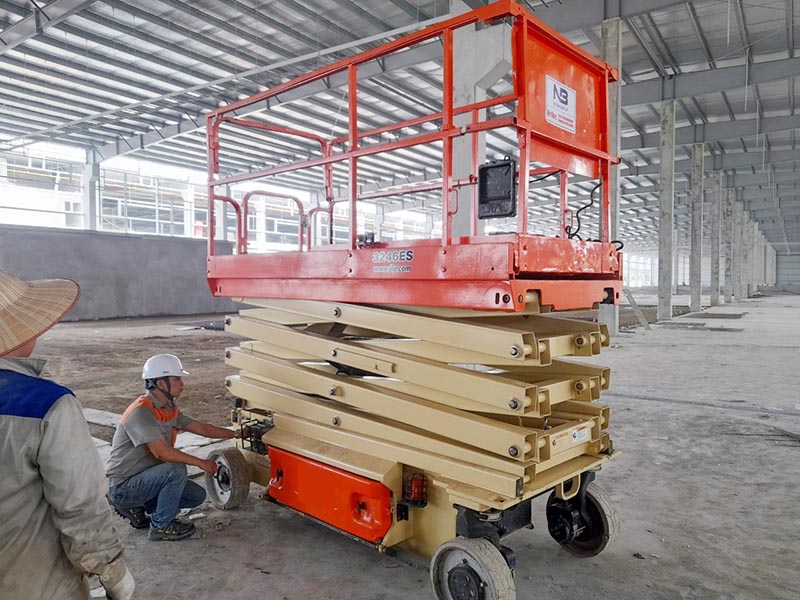 xe nâng người cắt kéo 12 mét làm việc JLG 3246ES