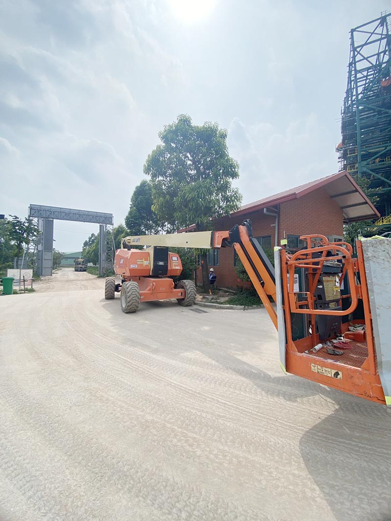 MC Industries giao xe nâng người boomlift 26m tới công trường cho khách hàng