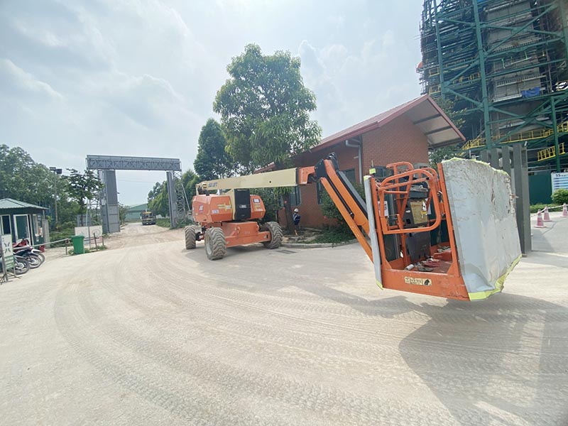 xe nâng người boomlift 26 mét làm việc