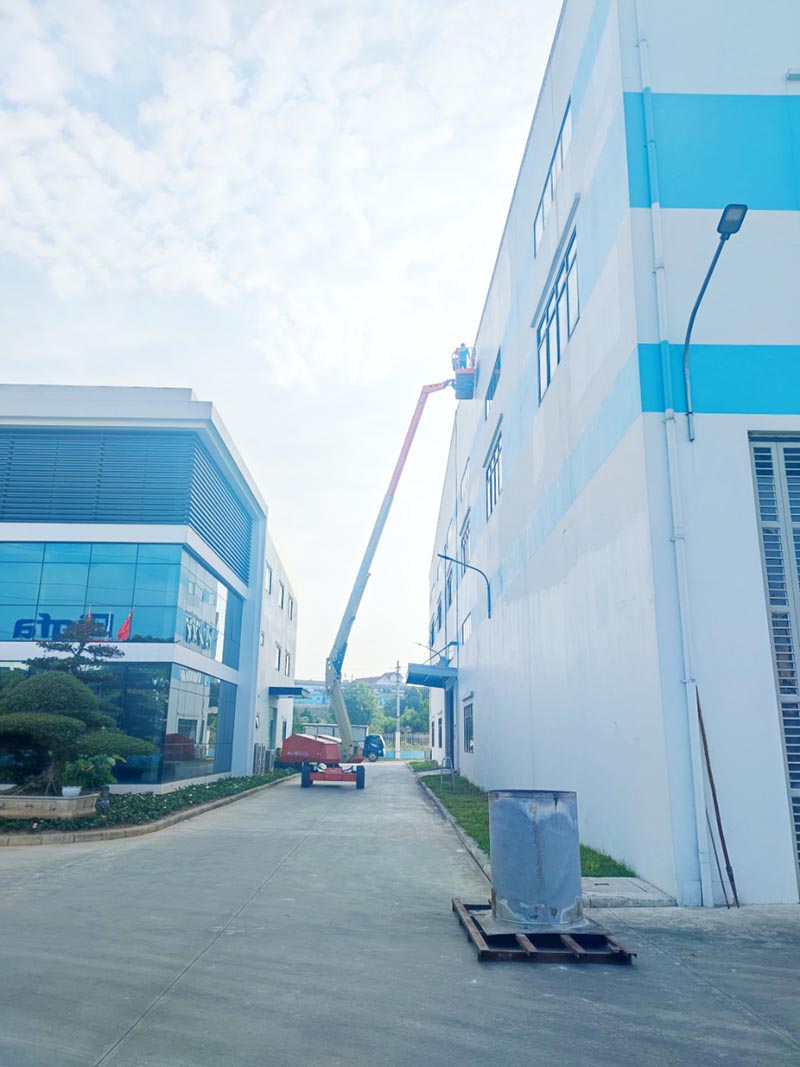 xe nâng người boomlift 26m làm việc tại nhà máy