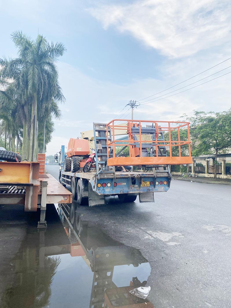 vận chuyển xe nâng người boomlift 26m làm việc bằng xe vận tải nâng đầu