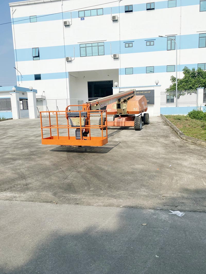 xe nâng người boomlift 26m làm việc tại nhà máy