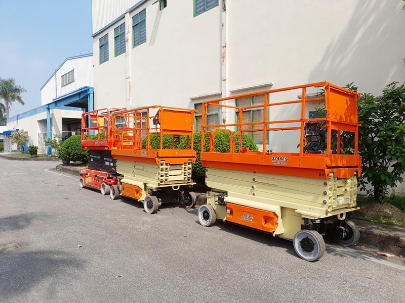 xe nâng người dạng cắt kéo 12m làm việc JLG 3246ES