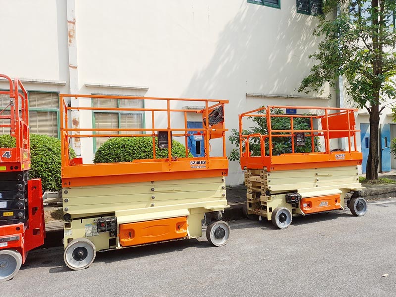 Xe nâng người cắt kéo 12m làm việc JLG 3246ES
