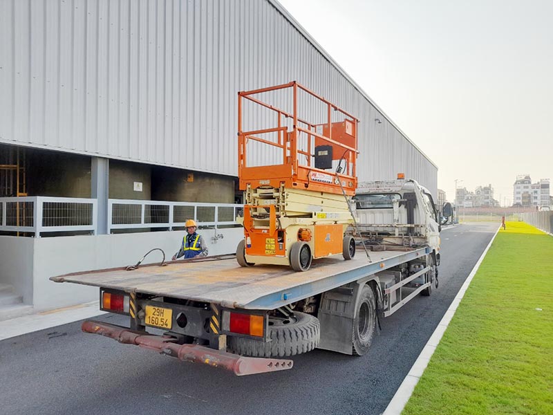 xe nâng người cắt kéo 12m làm việc JLG