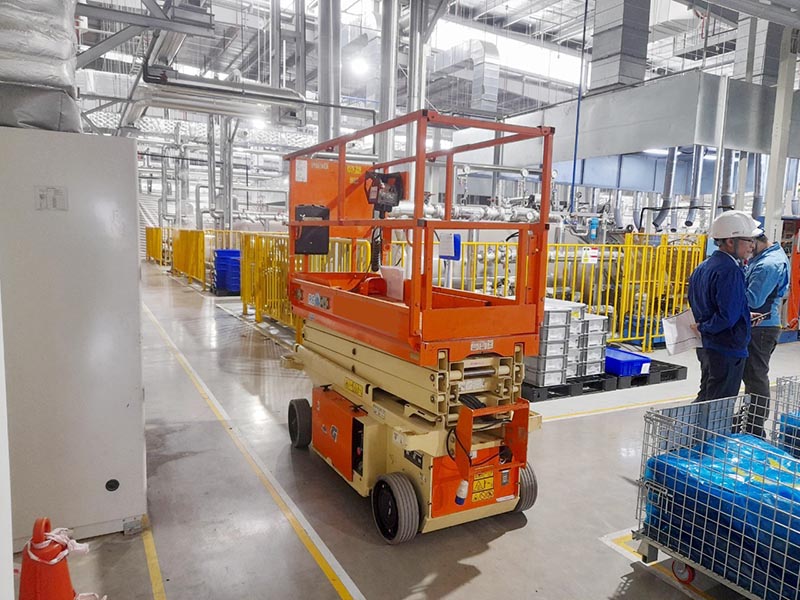 xe nâng người cắt kéo 8m JLG làm việc trong nhà máy