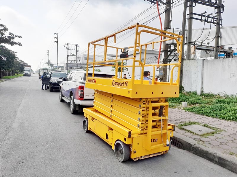 xe nâng người cắt kéo 14 mét làm việc