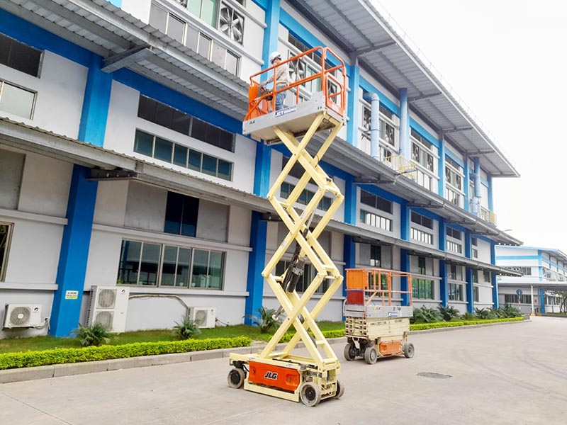 công nhân lái xe nâng người cắt kéo 8m
