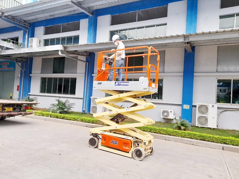 công nhân vận hành xe nâng người cắt kéo 8m