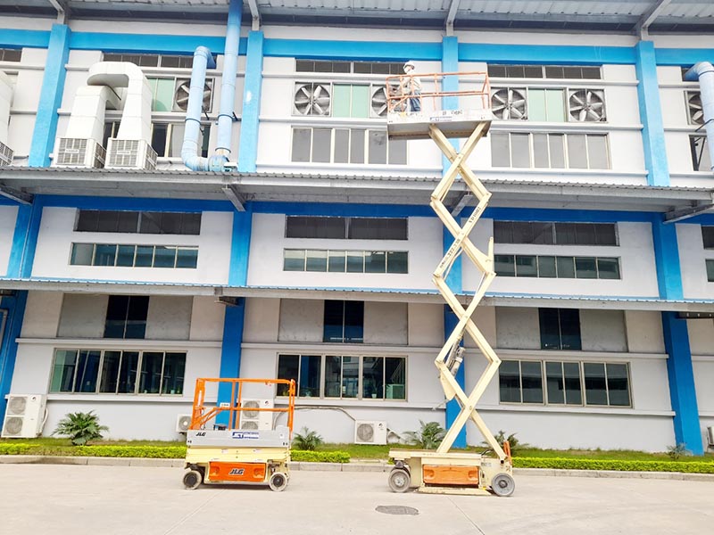 công nhân lái xe nâng người cắt kéo 8 mét lên cao