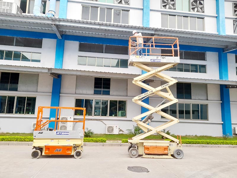 xe nâng người cắt kéo 8 mét làm việc tại nhà máy