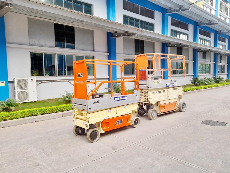 xe nâng người cắt kéo 8 mét làm việc