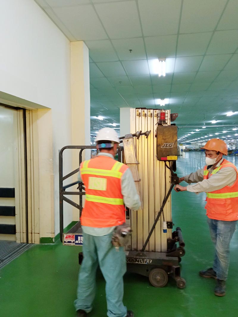công nhân di chuyển xe nâng người lên thẳng 11m làm việc
