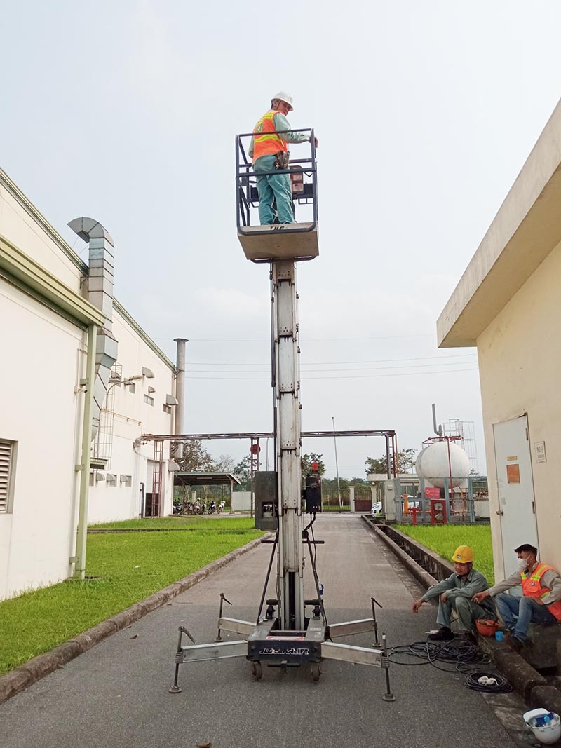 công nhân vận hành xe nâng người 11m JLG 30AM