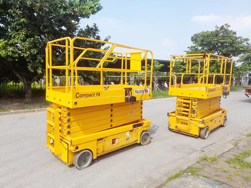 xe nâng người cắt kéo 14m làm việc