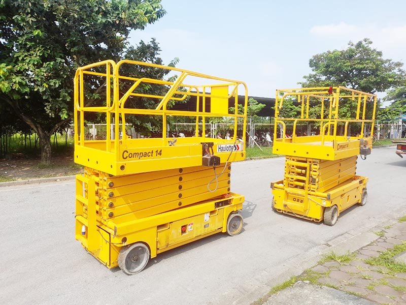 xe nâng người cắt kéo 14 mét làm việc