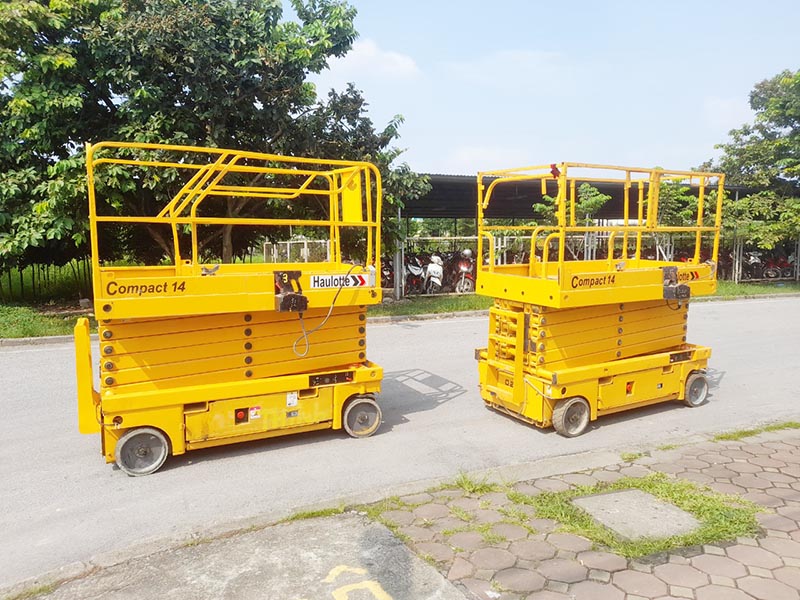 2 chiếc xe nâng người cắt kéo 14m làm việc