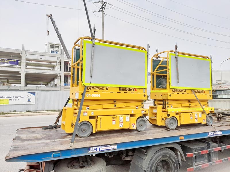 vận chuyển hai xe nâng người cắt kéo 8 mét làm việc đến công trường xây dựng