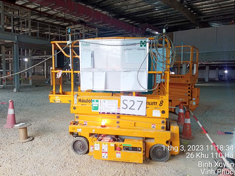 xe nâng người 8 mét làm việc tại công trường xây dựng