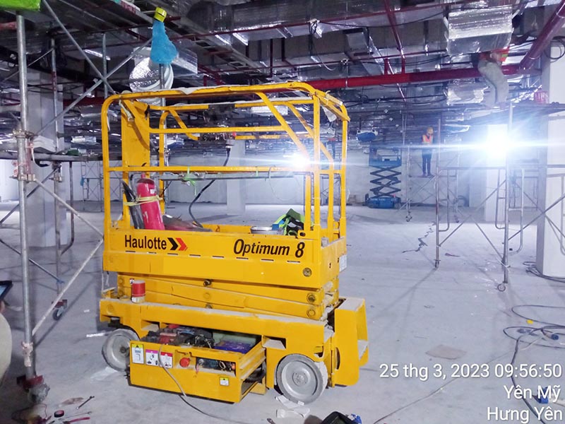 cho thuê xe nâng người cắt kéo 8 mét làm việc model Optimum 8 hãng Haulotte