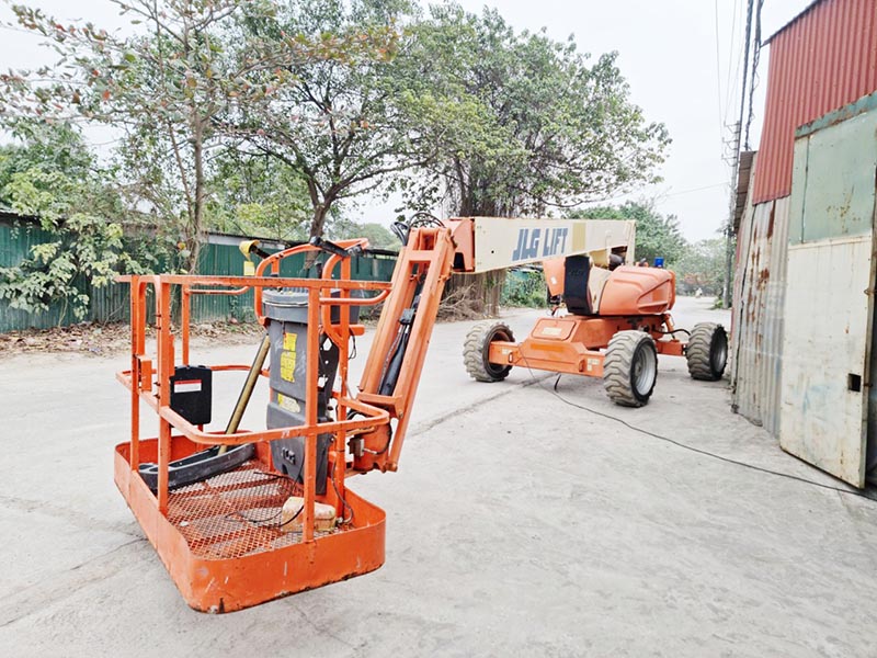 xe nâng người boomlift 26m làm việc