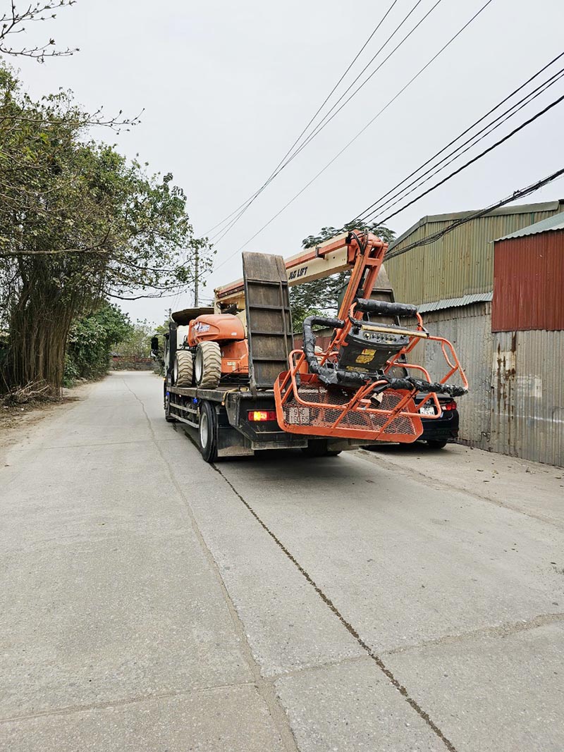 vận chuyển xe nâng người boomlift bằng xe nâng đầu