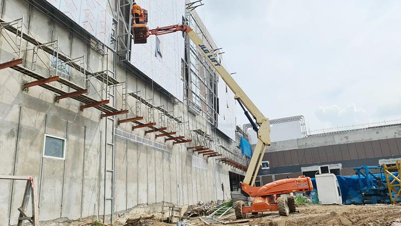 xe nâng người boomlift 26 mét làm việc tại công trường xây dựng