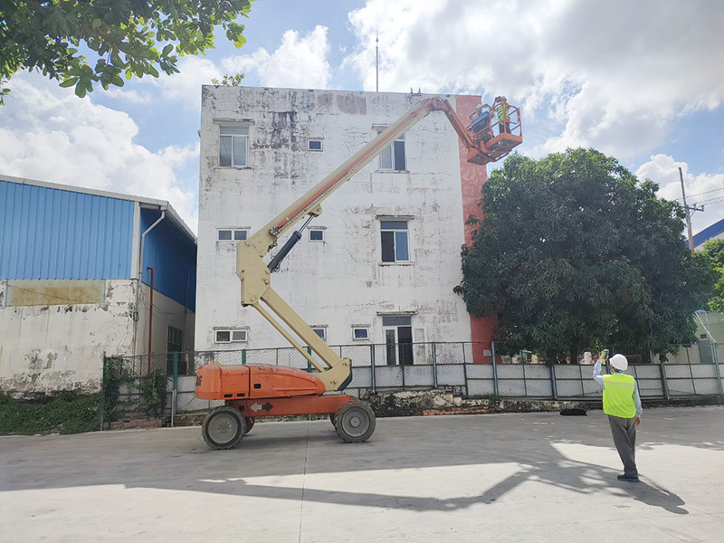 xe nâng người boomlift sơn sửa toà nhà