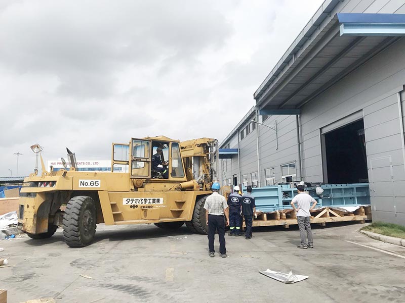 xe nâng hàng di chuyển máy công nghiệp vào vị trí lắp đặt