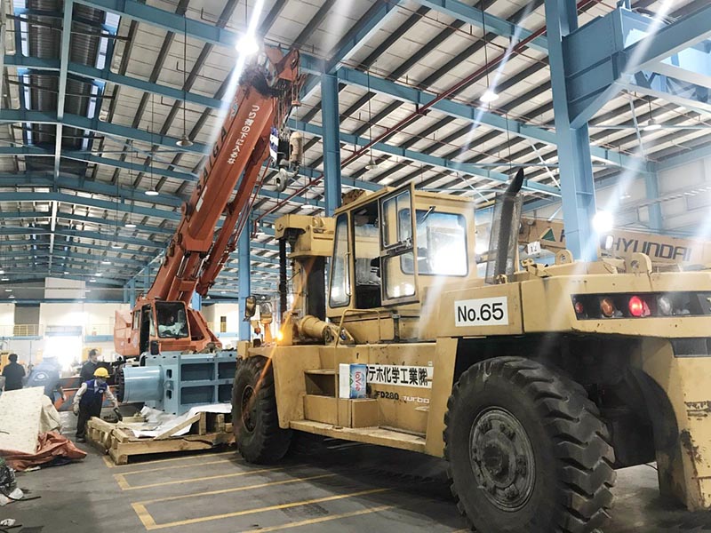 xe nâng hàng và xe cẩu bánh lốp làm việc trong nhà máy