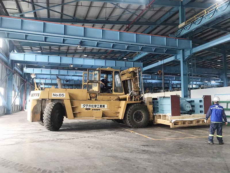 xe nâng hàng 28 tấn di dời máy dập công nghiệp