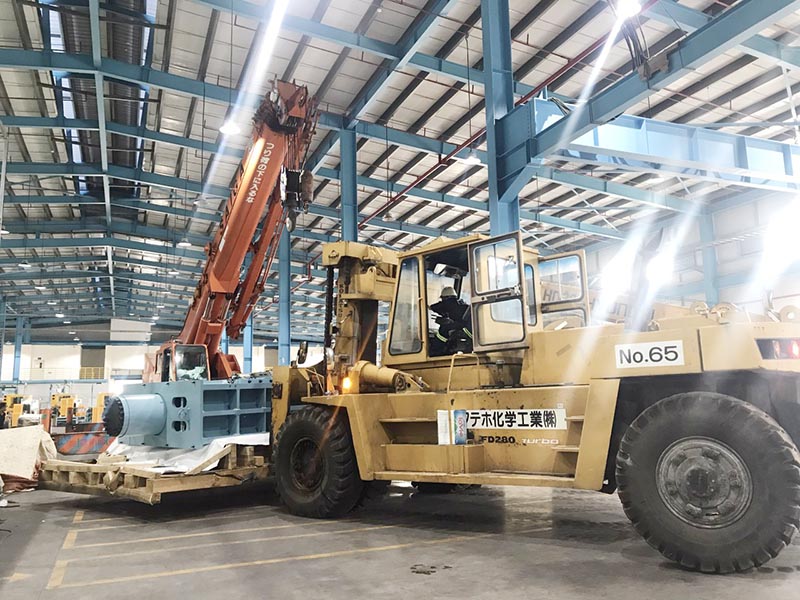 xe nâng hàng kết hợp xe cẩu bánh lốp lắp đặt máy công nghiệp nặng