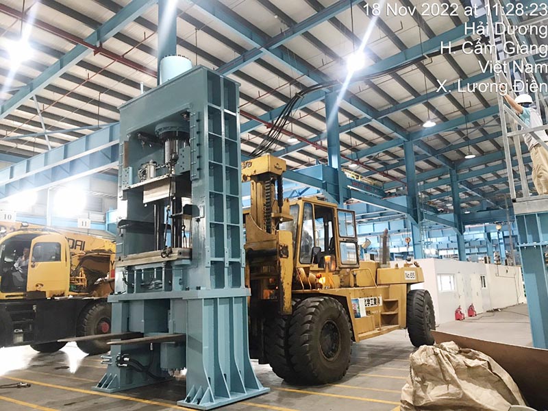 xe nâng hàng di chuyển máy móc thiết bị công nghiệp trong nhà máy