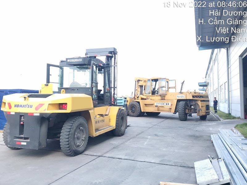 xe nâng hàng komatsu di dời máy công nghiệp