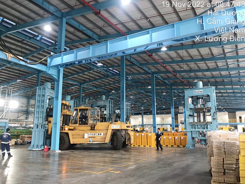 xe nâng hàng 28 tấn làm việc trong nhà máy