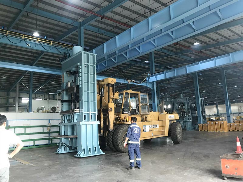 xe nâng hàng 28 tấn di chuyển máy dập công nghiệp trong nhà máy