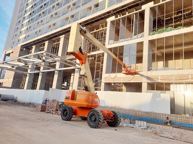 xe nâng người boomlift 20 mét làm việc thi công lắp kính chắn gió toà nhà tại Bắc Ninh
