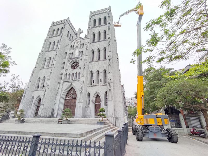 xe nâng người Boom Lift 32 mét làm việc