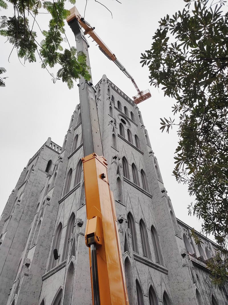 xe nâng người boom lift 32m thi công sơn sửa nhà thờ