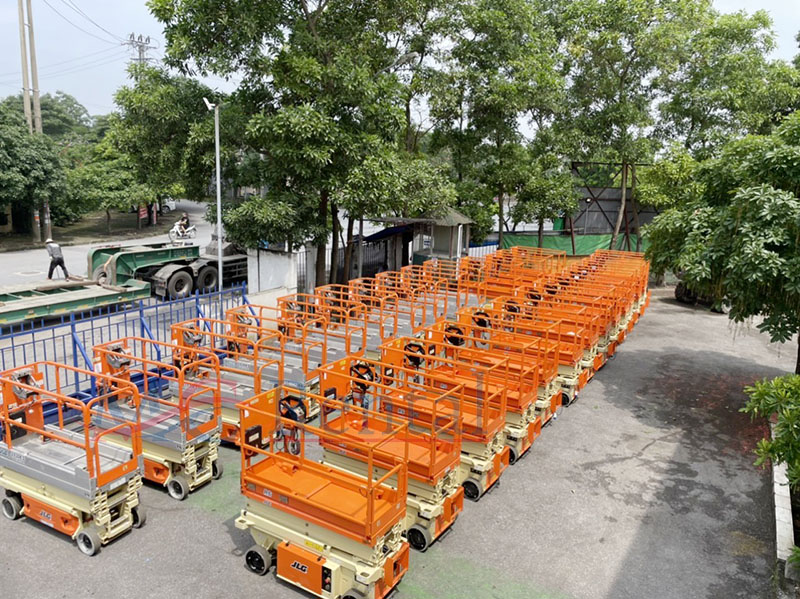xe nâng người cắt kéo JLG