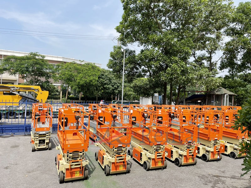 xe nâng người cắt kéo 8m làm việc