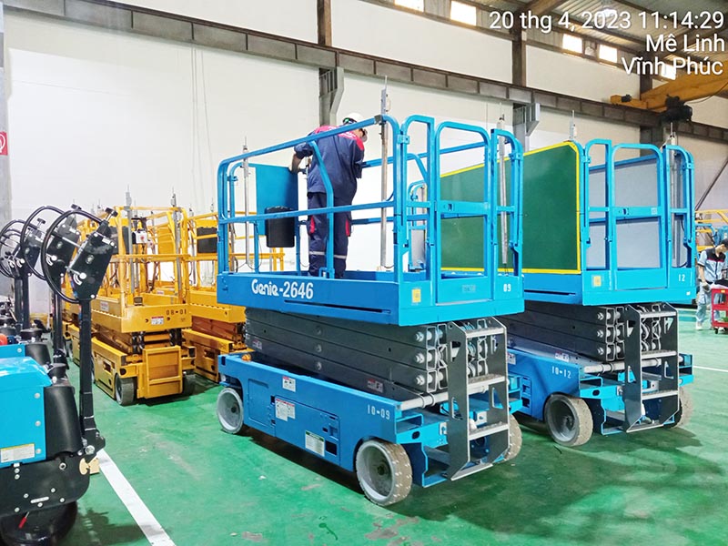 kỹ thuật MC Industries kiểm tra xe nâng người cắt kéo trước khi giao xe cho khách hàng