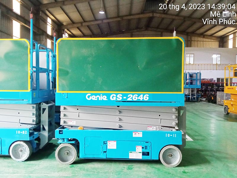 xe nâng người cắt kéo