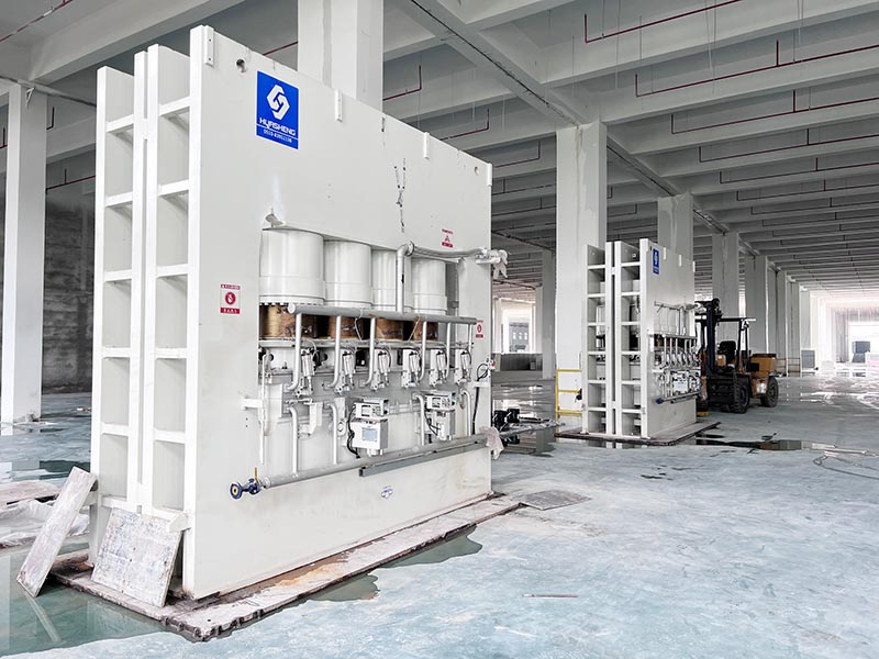 xe nâng hàng di chuyển máy công nghiệp vào vị trí sản xuất trong nhà máy