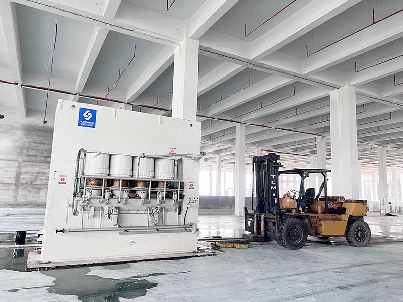 xe nâng hàng được sử dụng để lắp đặt di dời máy móc thiết bị