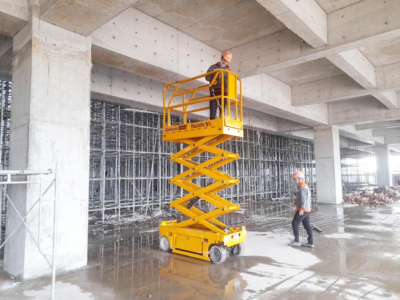 xe nâng người cắt kéo 8m làm việc