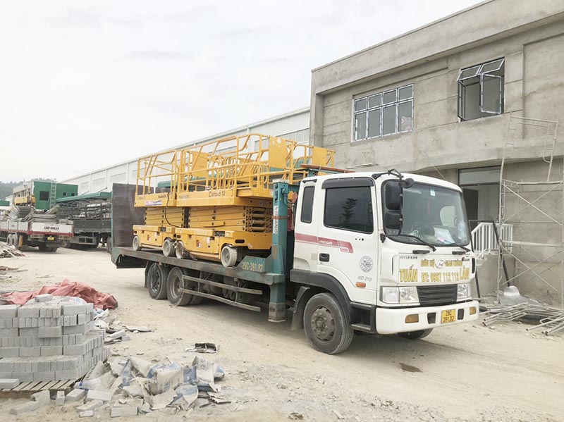 vận chuyển xe nâng người cắt kéo Haulotte đến công trường xây dựng