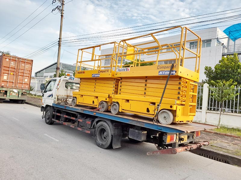 Vận chuyển xe nâng người cắt kéo
