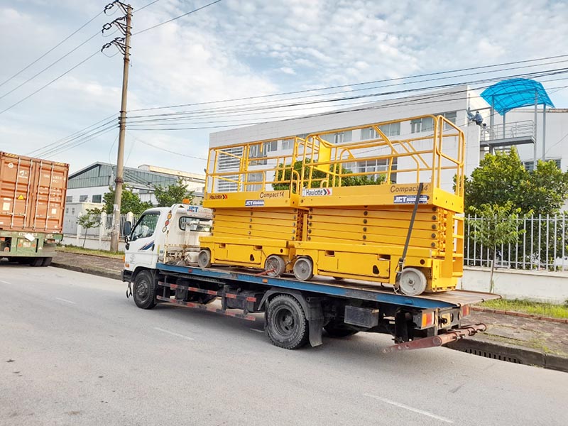 vận chuyển xe nâng người cắt kéo bằng xe vận tải trượt sàn